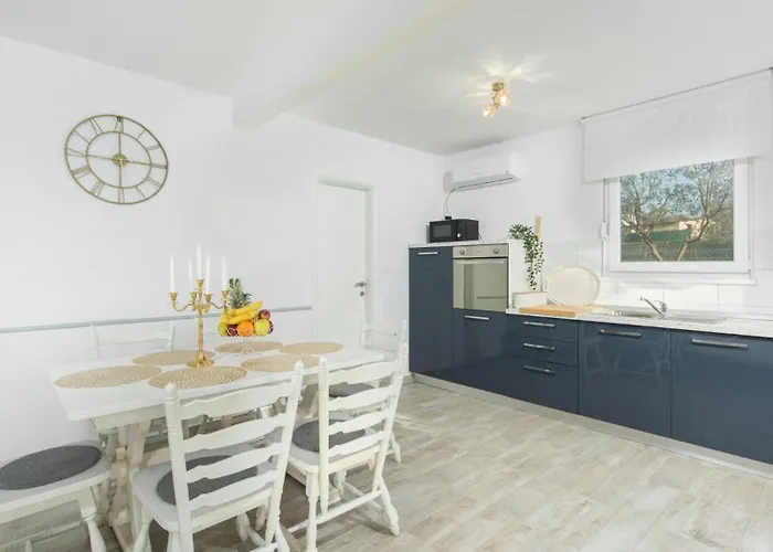 Pendolina With Pool And Grill In Umag *