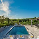 Pendolina With Pool And Grill In Umag Buroli