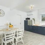 Pendolina With Pool And Grill In Umag *