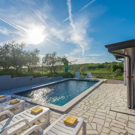 Pendolina With Pool And Grill In Umag *