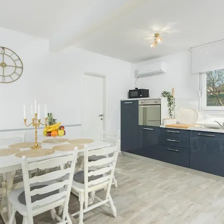 Pendolina With Pool And Grill In Umag *