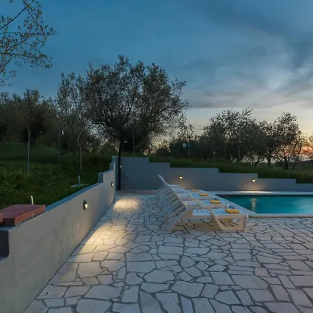 Villa Pendolina With Pool And Grill In Umag Buroli