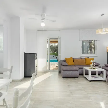 Villa Pendolina With Pool And Grill In Umag Buroli
